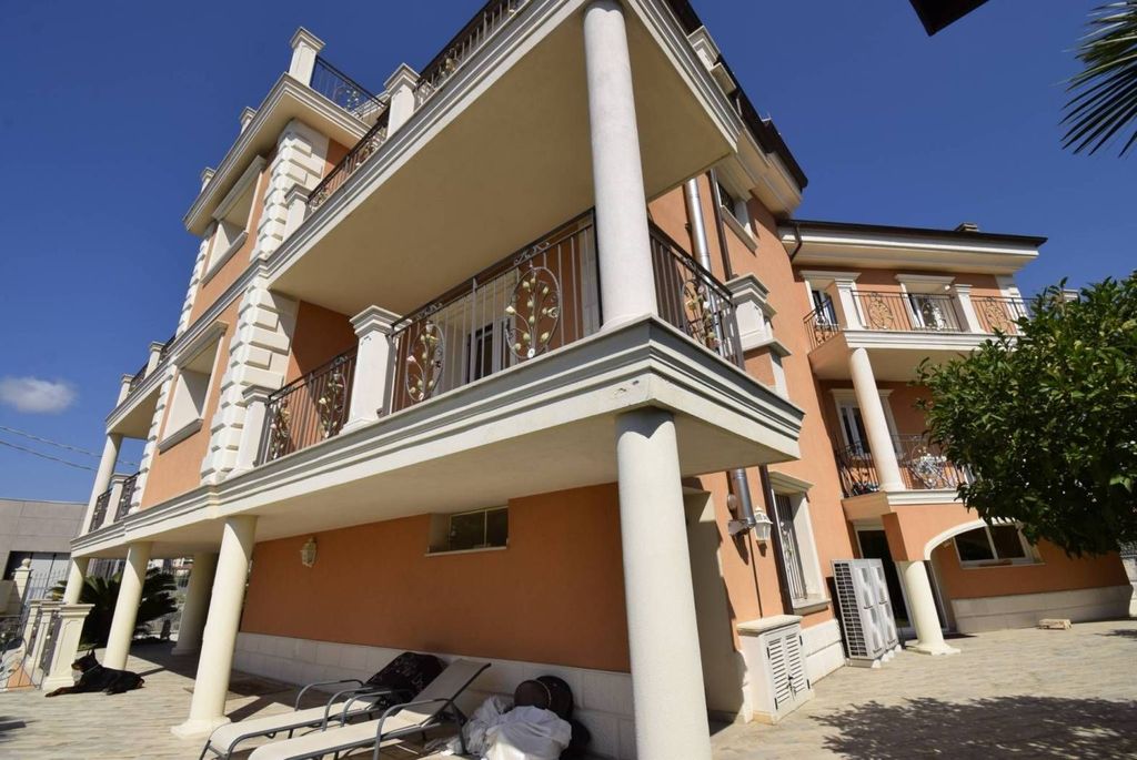 Luxury House for sale in Taggia, 3 000 000 €, Photo 1