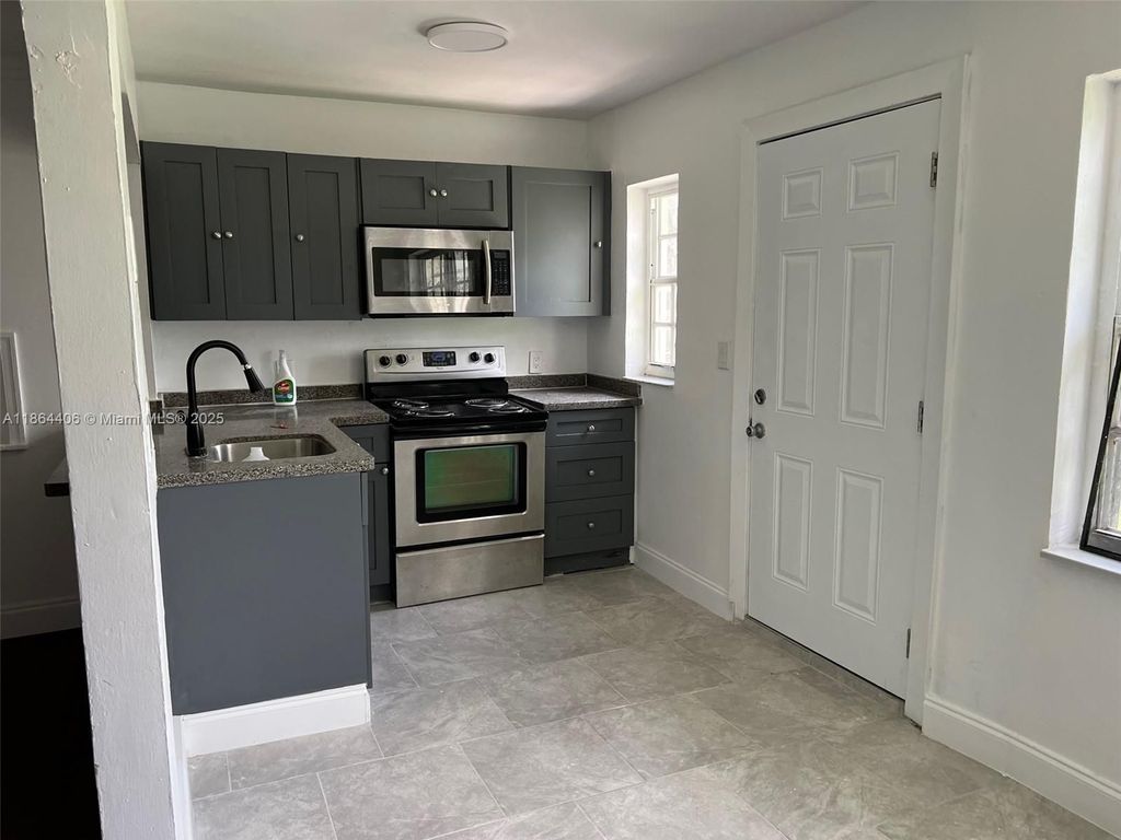 Luxury House for sale in Hollywood, 473 723 €, Photo 1