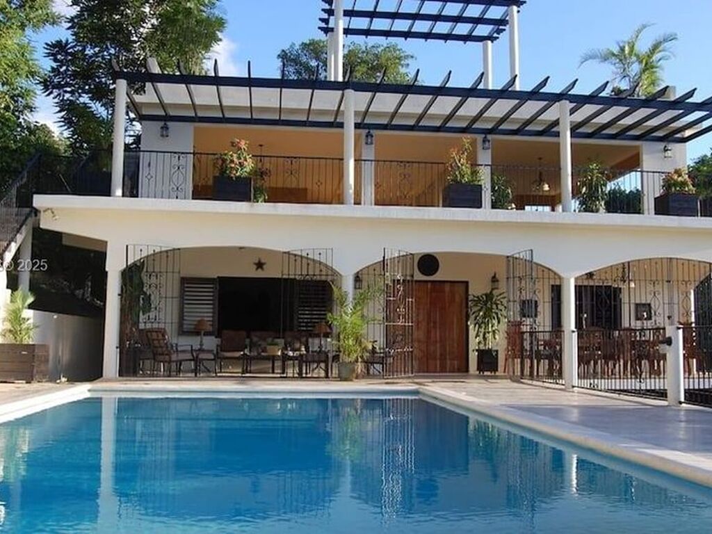 Luxury House for sale in Stannards, 1 876 195 €, Photo 2