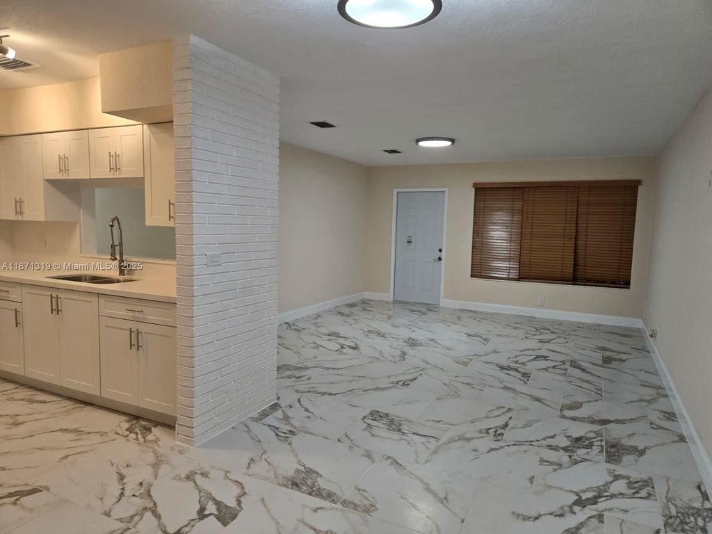 Luxury House for sale in Hollywood, 454 117 €, Photo 3