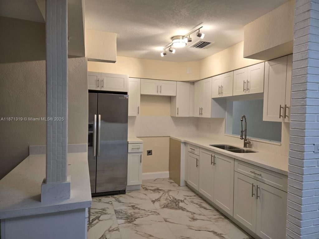 Luxury House for sale in Hollywood, 454 117 €, Photo 6