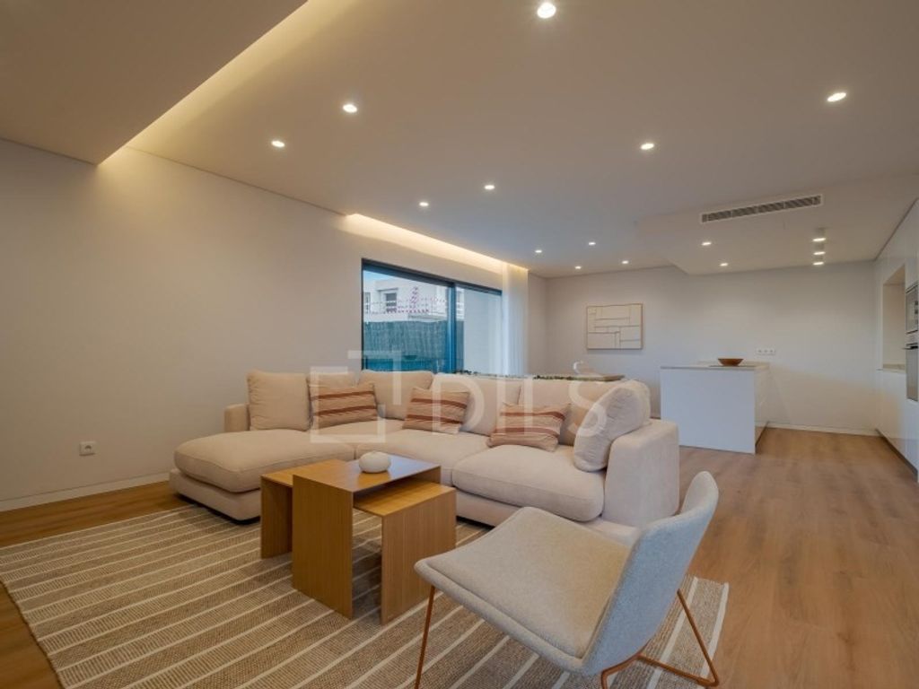 Luxury House for sale in Seixal, 695 000 €, Photo 1