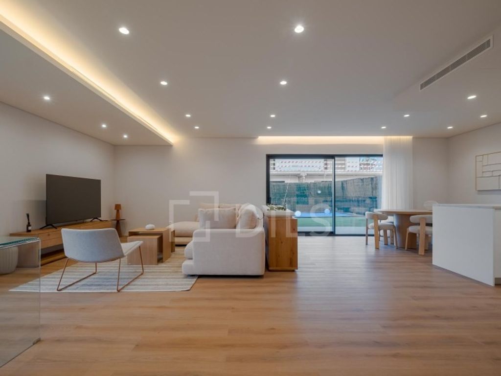 Luxury House for sale in Seixal, 705 000 €, Photo 1