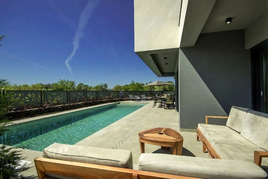 Maison de luxe à vendre à Porec, 1 050 000 €, Photo 2