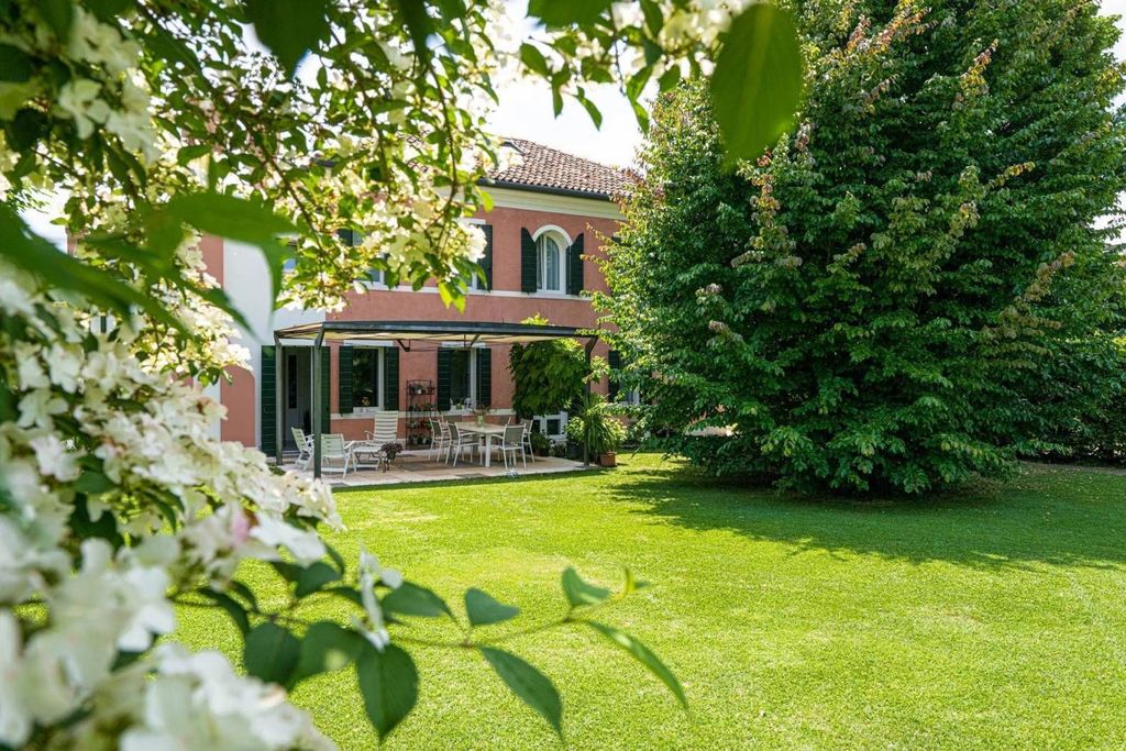 Luxury House for sale in Paese, 730 000 €, Photo 1