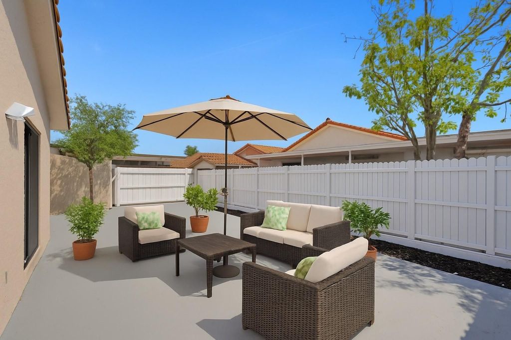 Luxury House for sale in Hialeah, 437 803 €, Photo 2