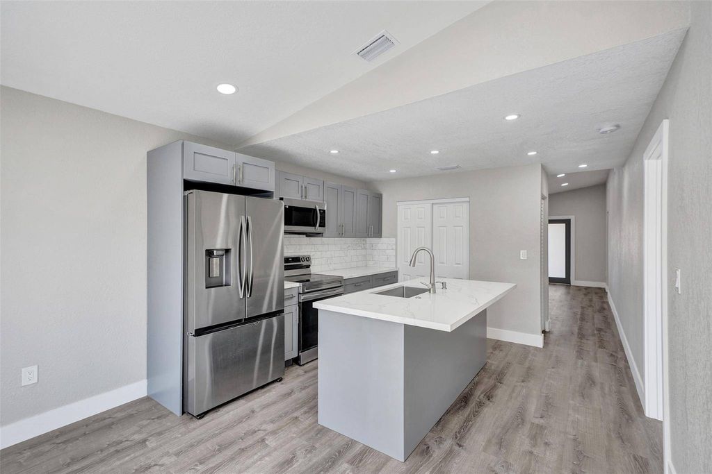 Luxury House for sale in Hialeah, 437 803 €, Photo 5