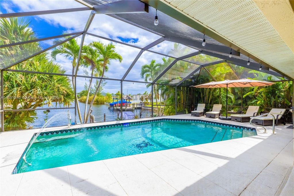 Luxury House for sale in Cape Coral, 451 720 €, Photo 1