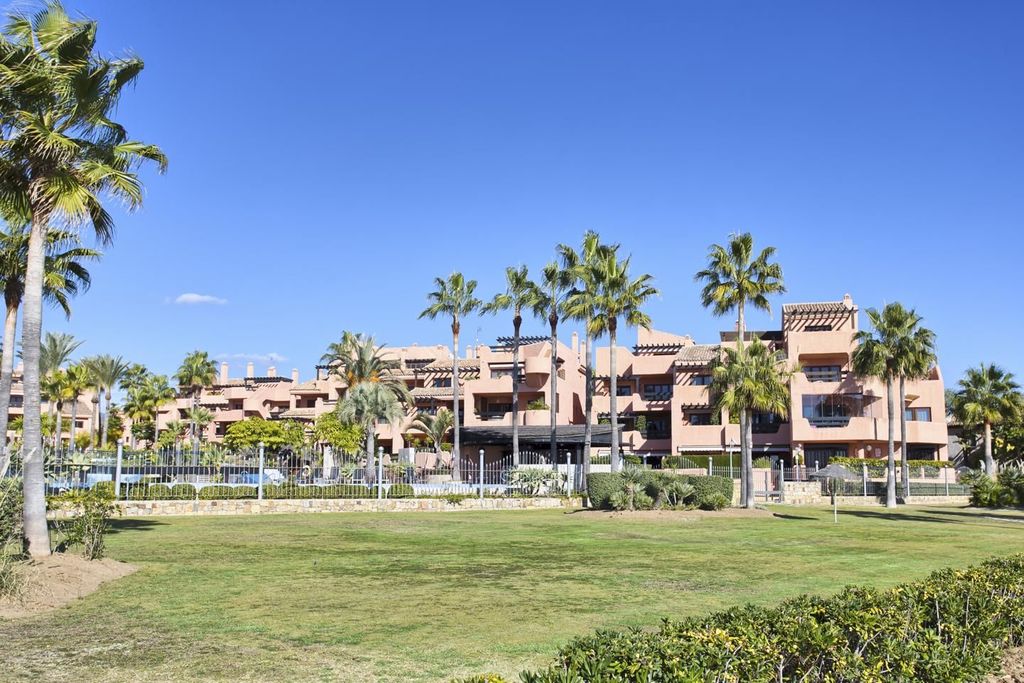 Luxury Apartment for sale in Estepona, 605 000 €, Photo 1