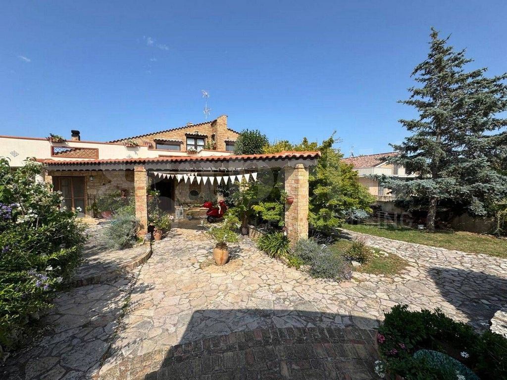Luxury House for sale in Termoli, 770 000 €, Photo 1