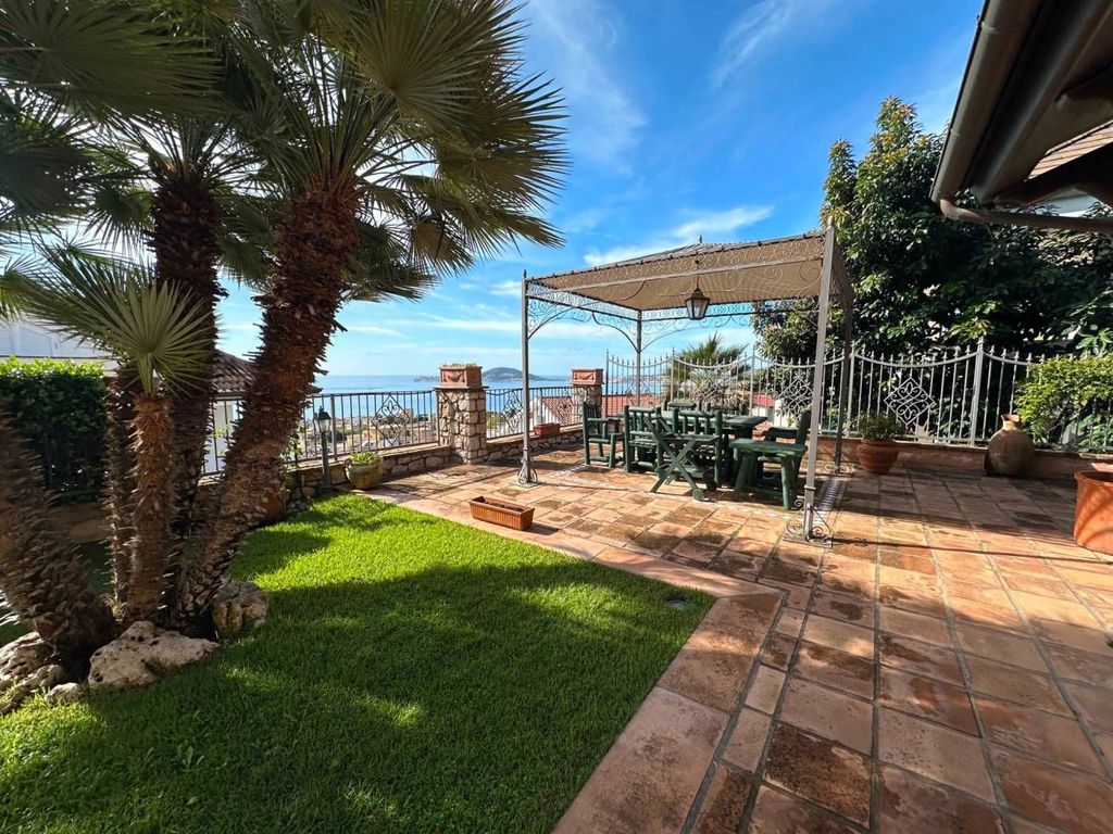 Luxury House for sale in Formia, 850 000 €, Photo 1