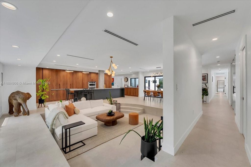 Luxury House for sale in Miami Coral Gables, 3 110 900 €, Photo 1