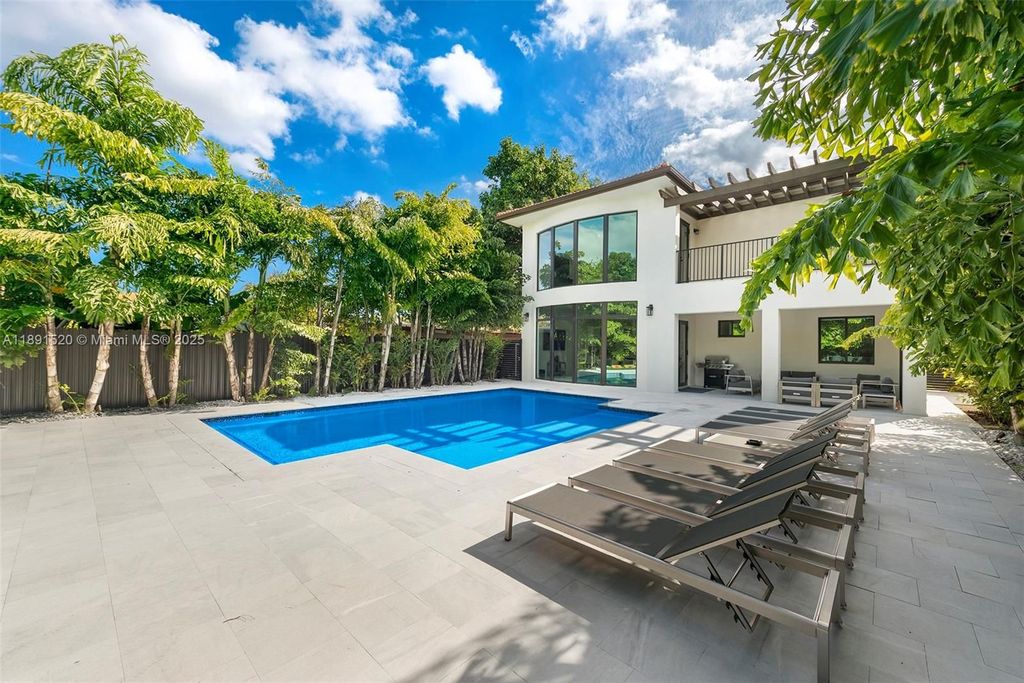 Luxury House for sale in Miami, 2 135 360 €, Photo 3