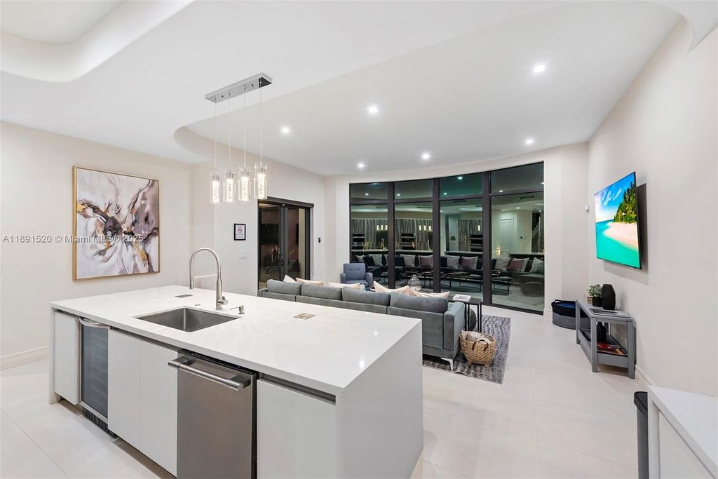 Luxury House for sale in Miami, 2 135 360 €, Photo 7