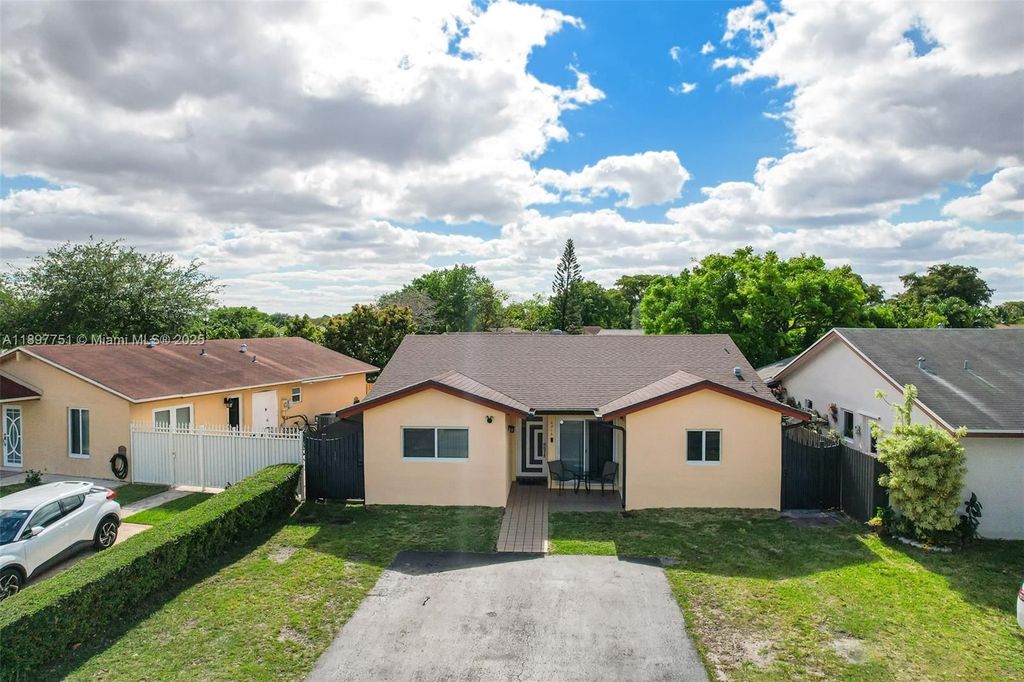 Luxury House for sale in Miami, 471 940 €, Photo 1