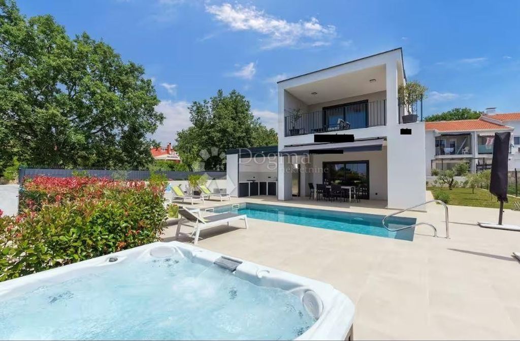 Maison de luxe à vendre à Porec, 700 000 €, Photo 1