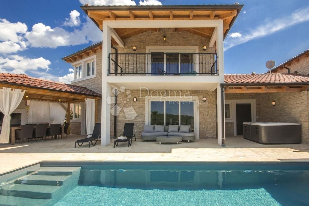 Maison de luxe à vendre à Porec, 690 000 €, Photo 1