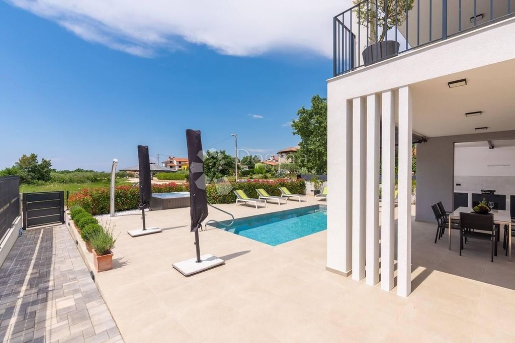 Maison de luxe à vendre à Porec, 700 000 €, Photo 3