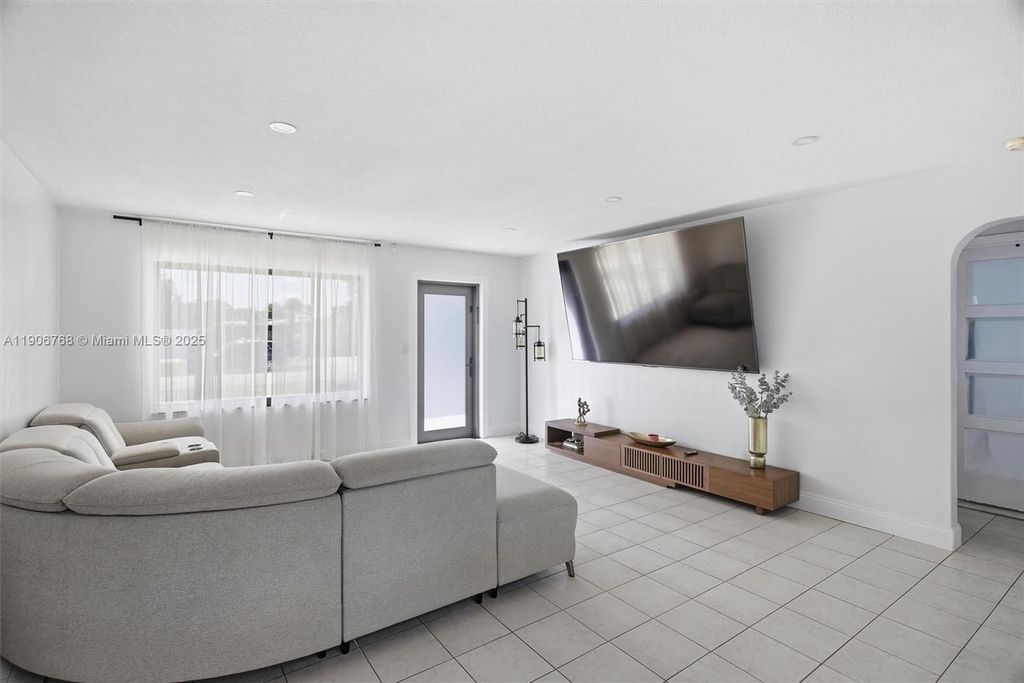 Luxury House for sale in Hollywood, 480 729 €, Photo 7