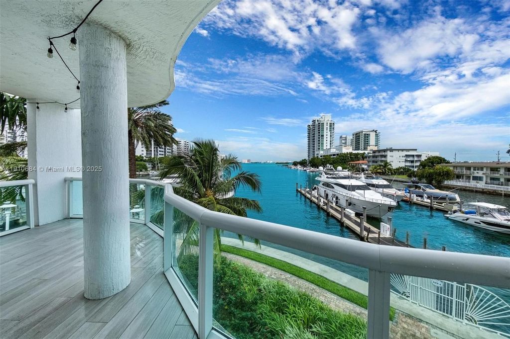Luxury House for sale in North Bay Village, 809 198 €, Photo 1