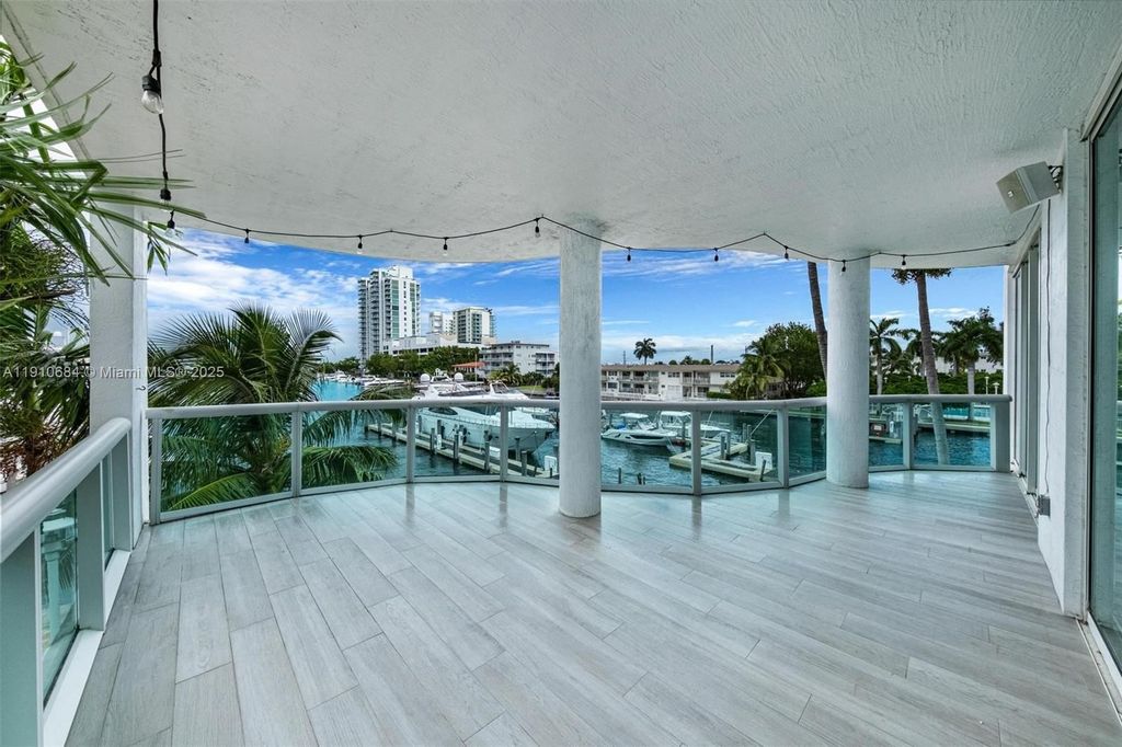 Luxury House for sale in North Bay Village, 809 198 €, Photo 2