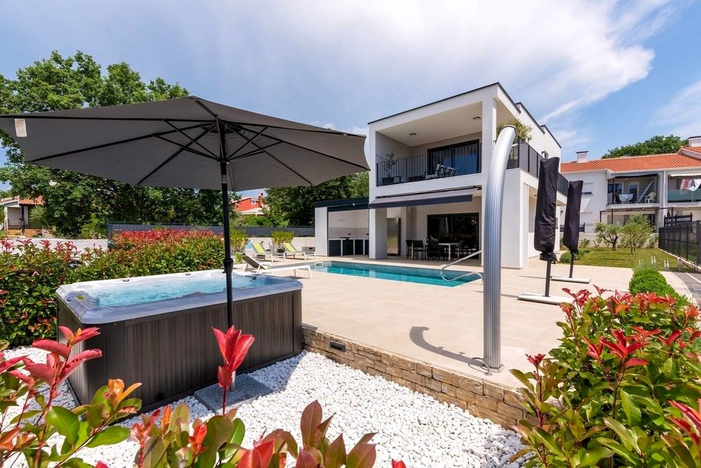 Maison de luxe à vendre à Porec, 690 000 €, Photo 1