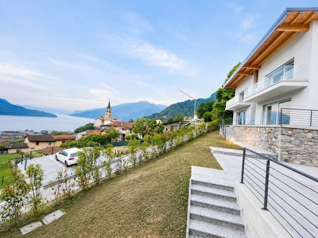 Luxury Apartment for sale in Domaso, 530 000 €, Photo 1