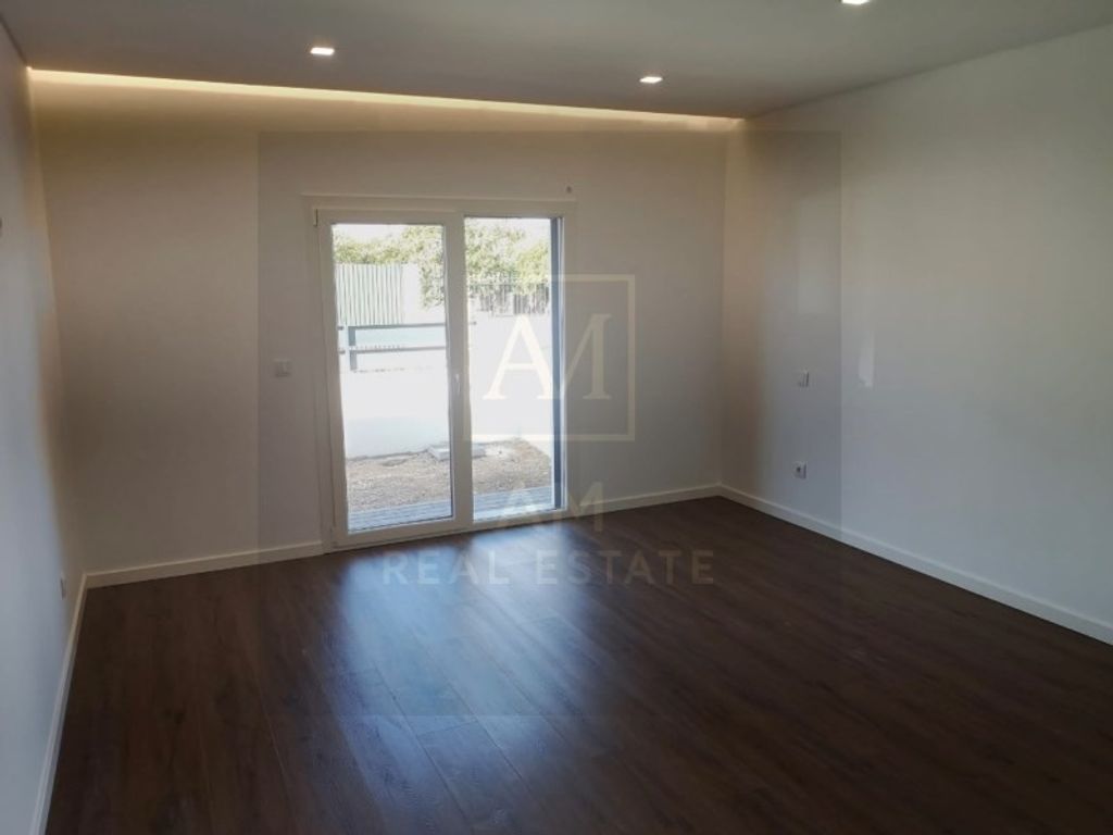 Luxury House for sale in Seixal, 410 000 €, Photo 1