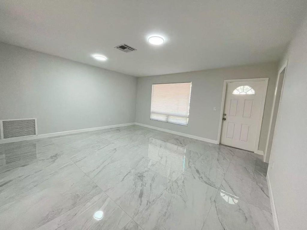 Luxury House for sale in Hollywood, 445 533 €, Photo 2