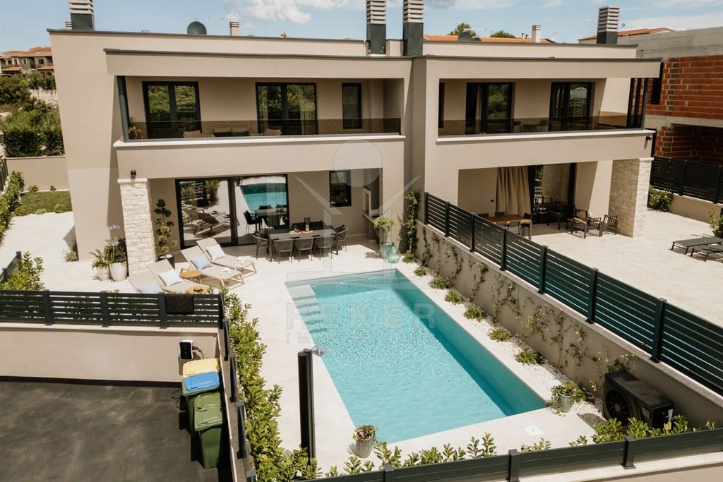 Maison de luxe à vendre à Porec, 850 000 €, Photo 1