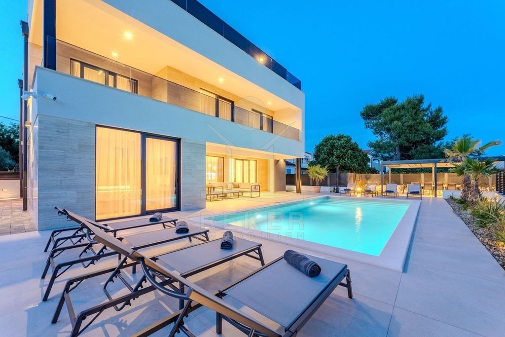 Luxury House for sale in Privlaka, 1 800 000 €, Photo 1