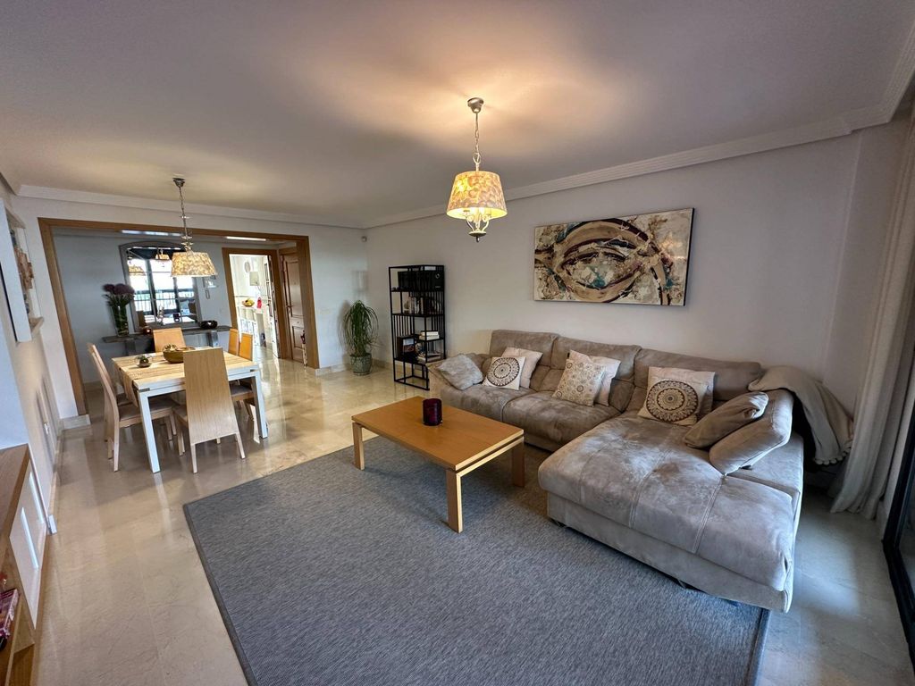 Luxury Apartment for sale in San Pedro de Alcántara, 670 500 €, Photo 2