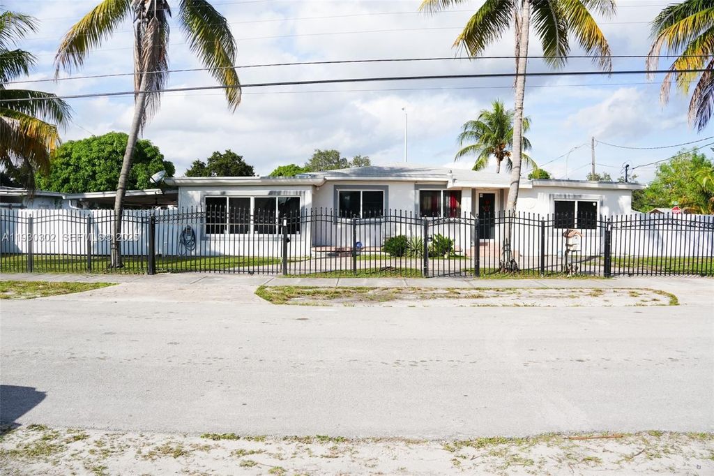 Luxury House for sale in Miami Heights Trailer Park, 596 610 €, Photo 1