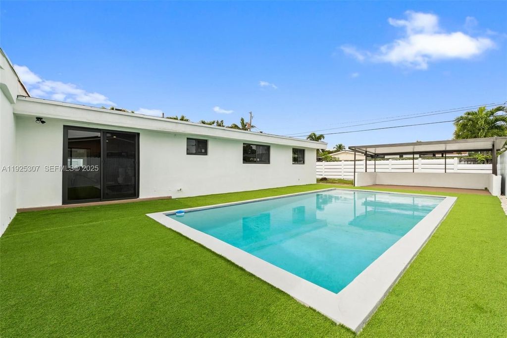 Luxury House for sale in Hollywood, 604 282 €, Photo 1