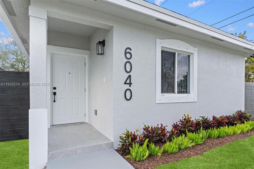 Luxury House for sale in Miami Heights Trailer Park, 443 197 €, Photo 2