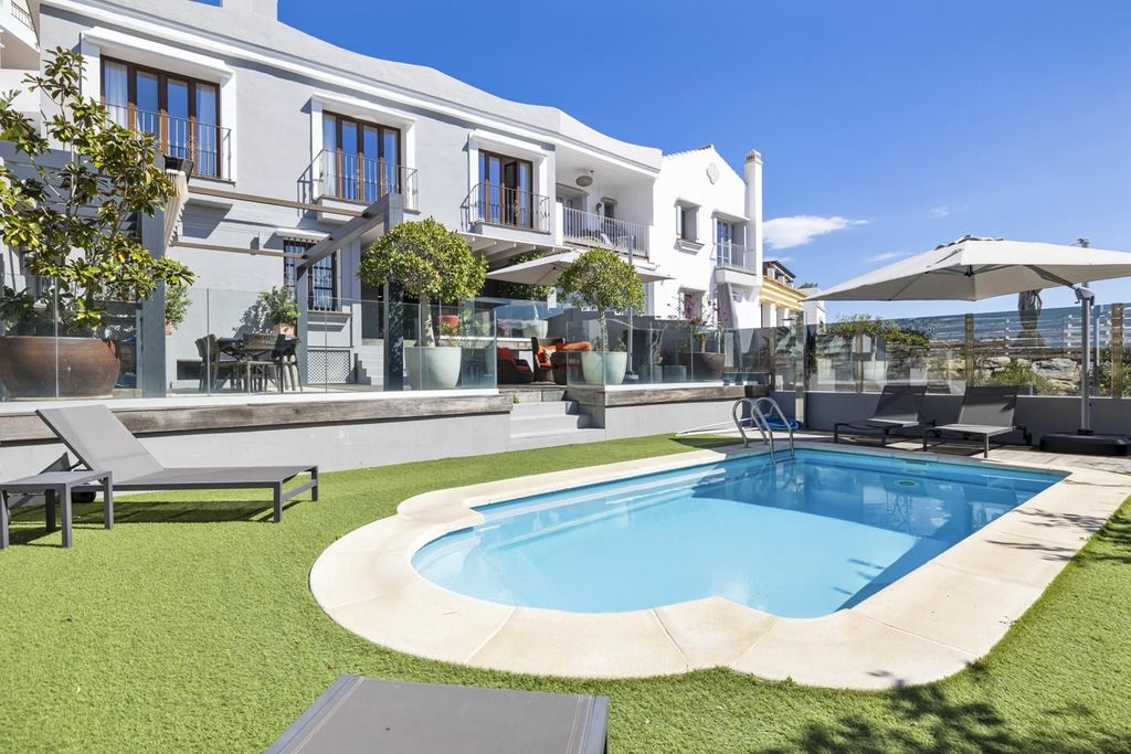 Luxury Apartment for sale in Benahavís, 1 095 000 €, Photo 1