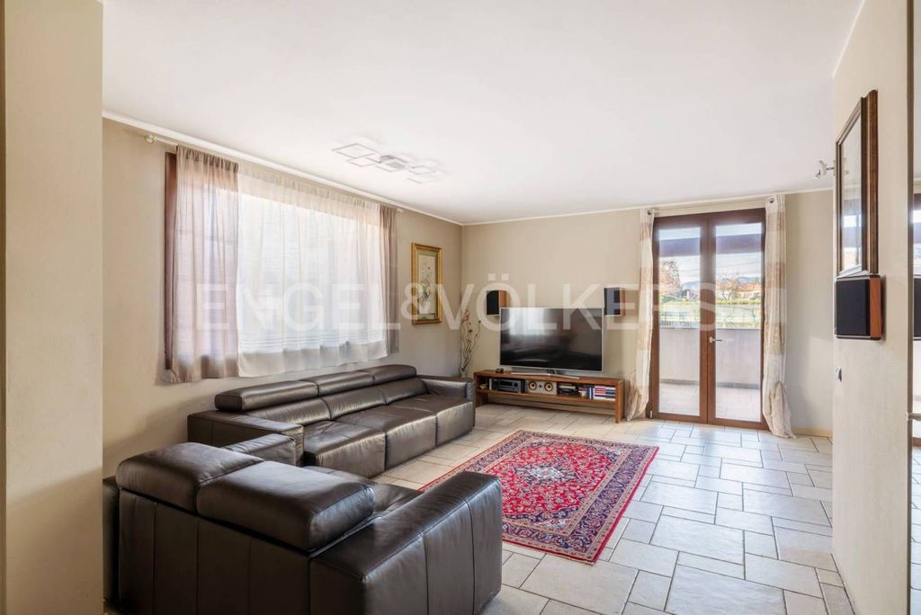 Luxury House for sale in Borgomanero, 695 000 €, Photo 1