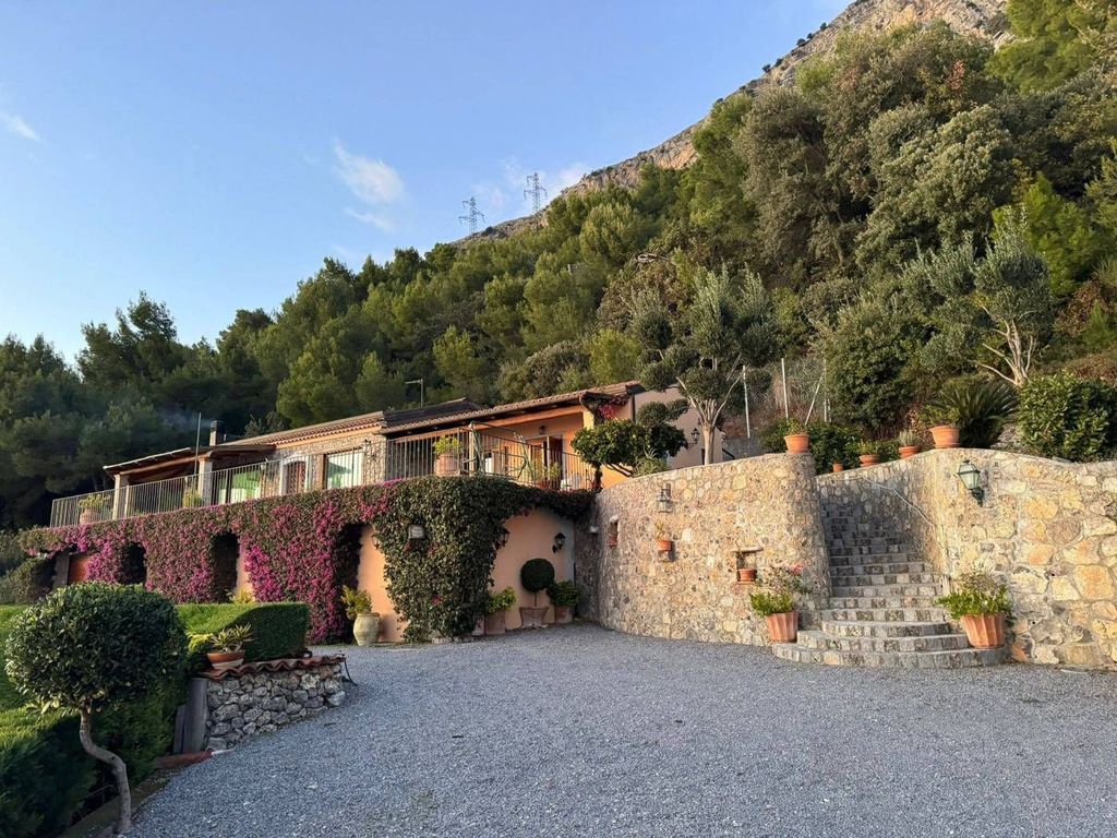 Luxury House for sale in Maratea, 790 000 €, Photo 1