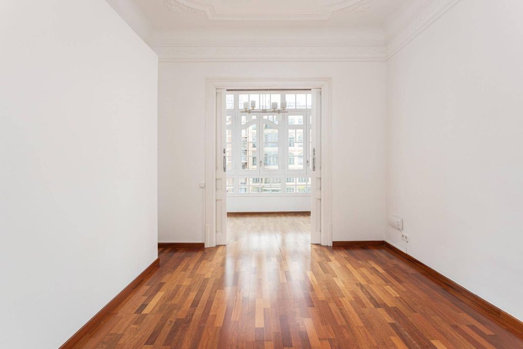 Luxury Apartment for sale in Barcelona, 740 000 €, Photo 1
