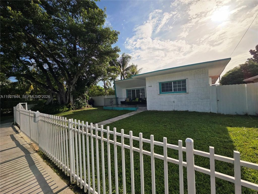 Luxury House for sale in North Miami, 558 277 €, Photo 2