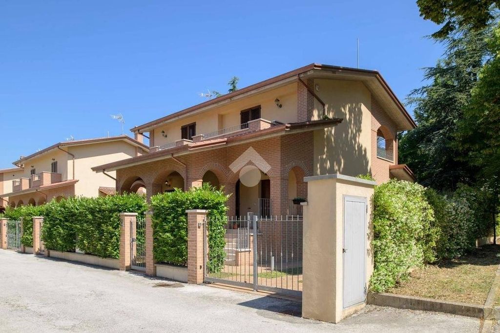 Luxury House for sale in Gubbio, 595 000 €, Photo 1