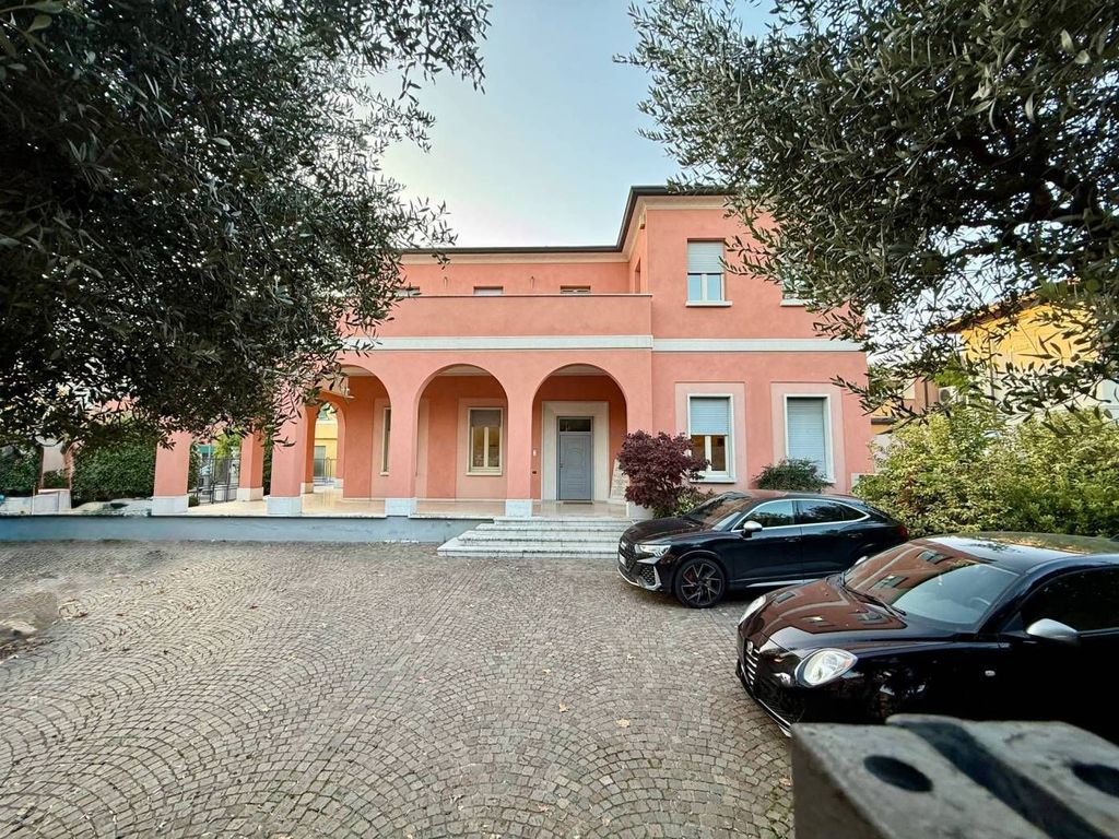 Luxury House for sale in Montichiari, 690 000 €, Photo 2