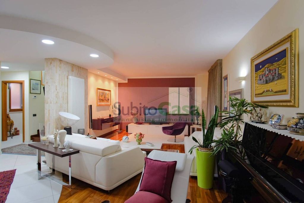 Luxury House for sale in Chieti, 650 000 €, Photo 1
