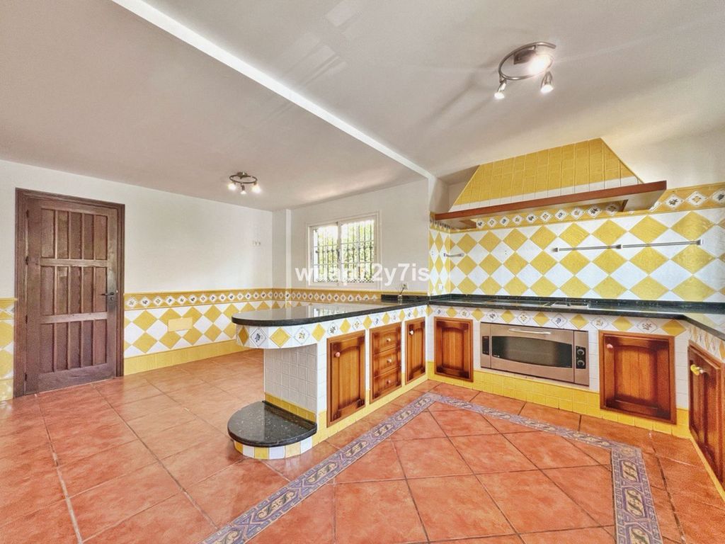 Luxury House for sale in Benalmádena, 850 000 €, Photo 5