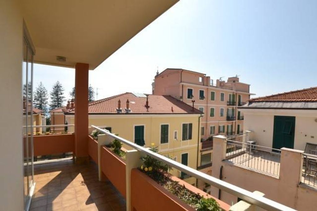 Luxury Apartment for sale in Bordighera, 989 000 €, Photo 1