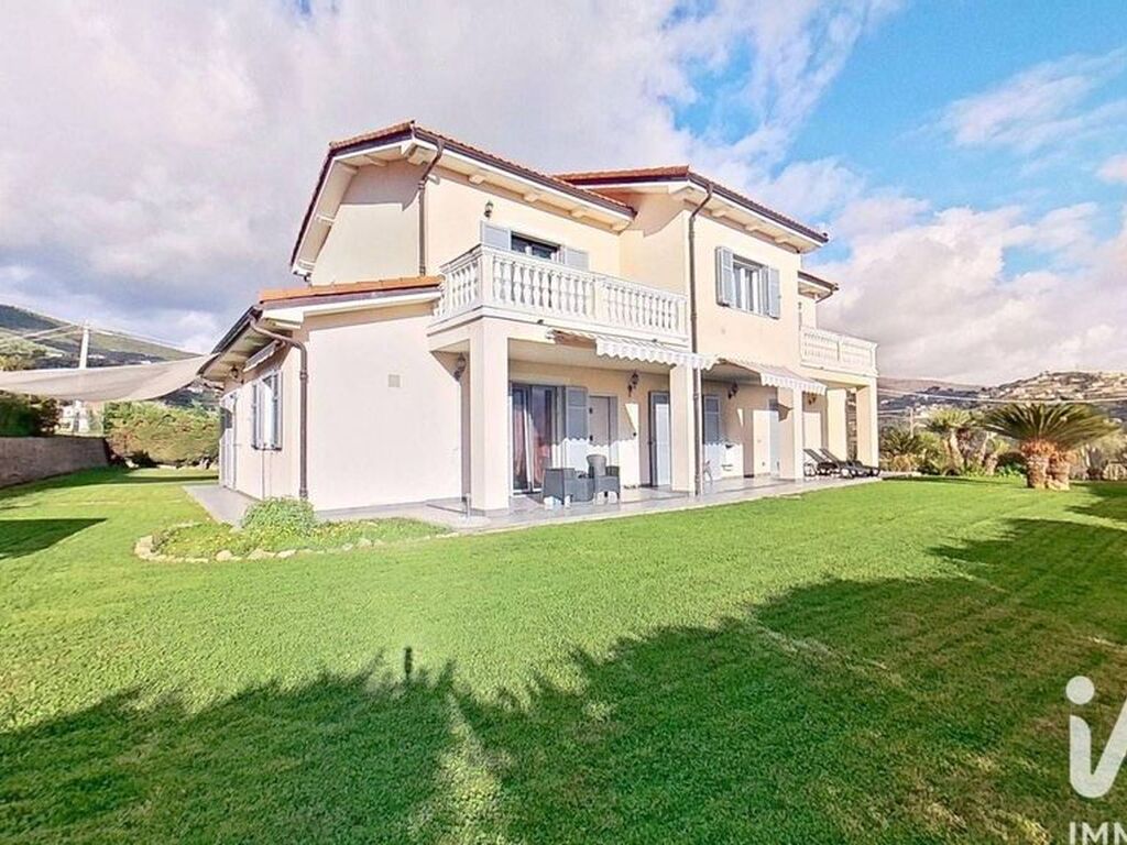 Luxury House for sale in Taggia, 990 000 €, Photo 1