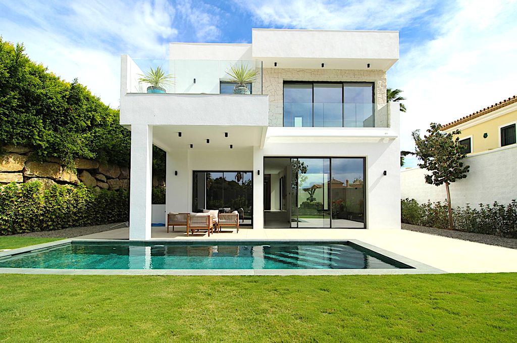 Luxury House for sale in Marbella, 1 695 000 €, Photo 1