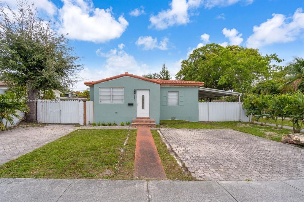 Luxury House for sale in Miami, 731 357 €, Photo 1