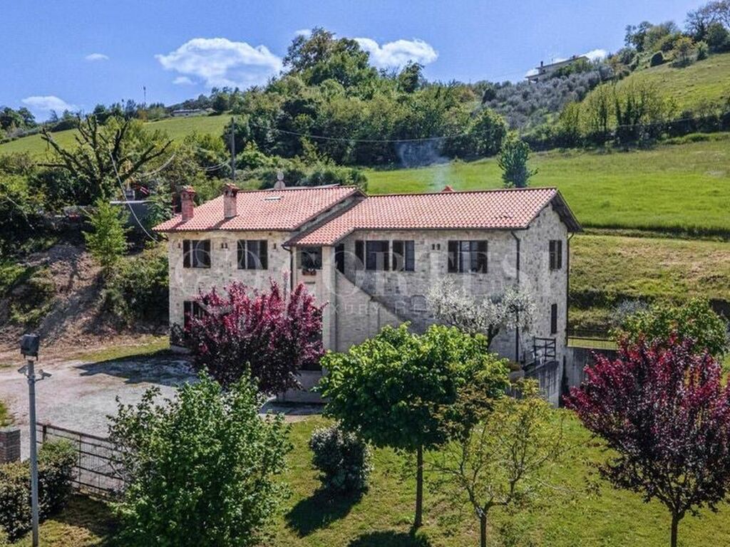 Luxury House for sale in Gubbio, 800 000 €, Photo 1