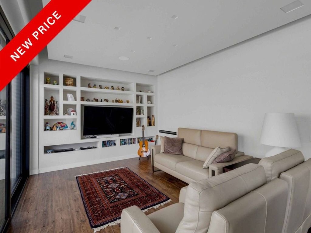 Luxury House for sale in Gallarate, 660 000 €, Photo 1